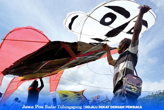 warna-warni-layangan-hiasi-langit-parakan