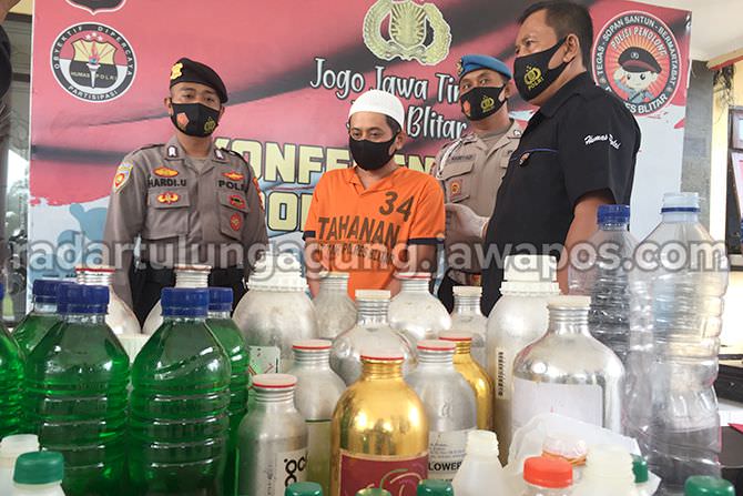 curi-parfum-di-toko-tempat-bekerja