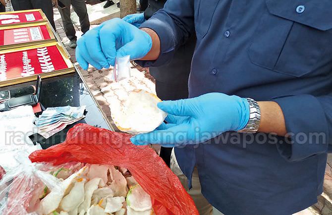 selipkan-di-wadah-nasi-dan-kerupuk