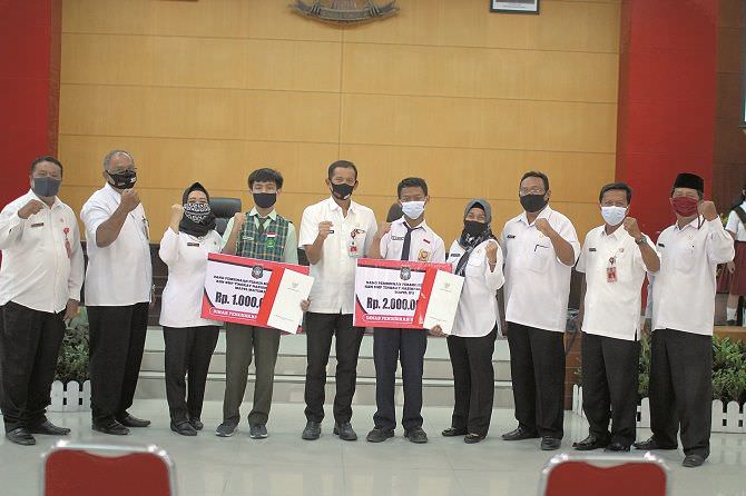 berikan-penghargaan-bagi-siswa-peraih-medali-emas-dan-perunggu-di-ksn