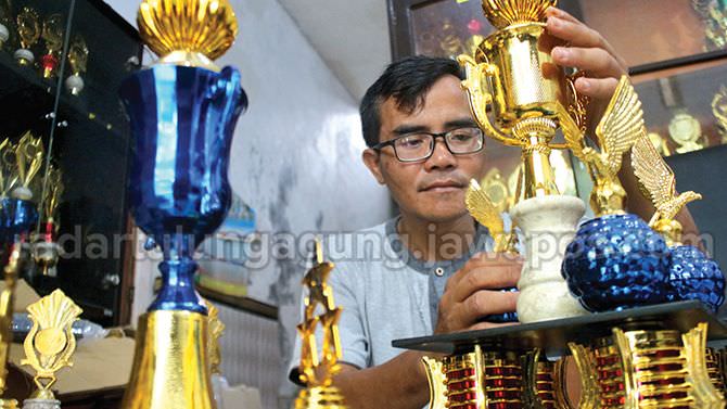 cerita-ahmad-sibaweh-pns-sekaligus-pedagang-trofi