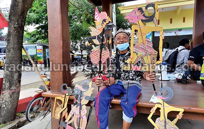 mengenal-samsudin-perajin-wayang-berbahan-kertas-karton