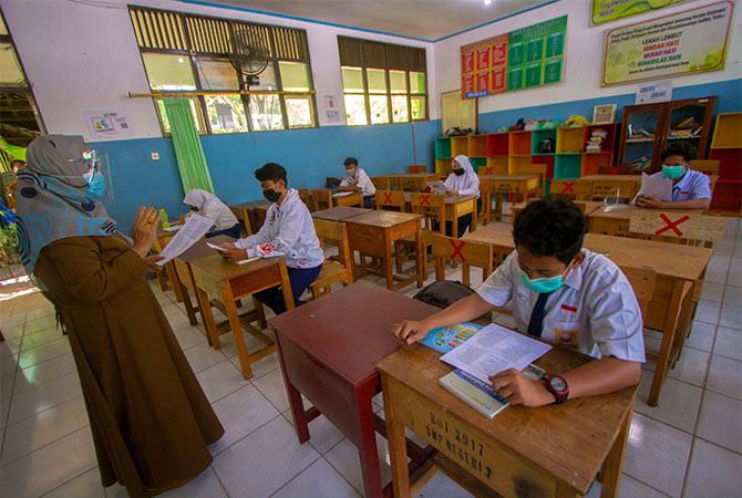pemerintah-salurkan-bantuan-subsidi-upah-bagi-tenaga-pendidik-non-pns