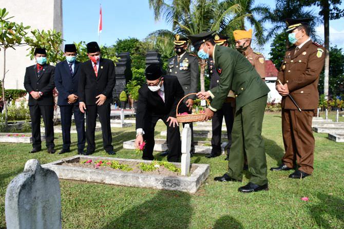 perangi-kemiskinan-dan-covid-19-disebut-pahlawan
