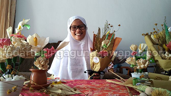 kreativitas-lailatul-chodriyah-mengubah-klobot-jagung-jadi-buket-bunga