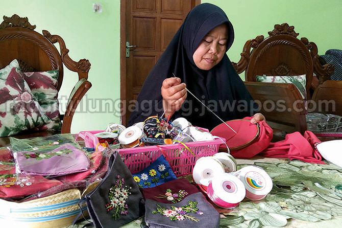 supriati-jadikan-bunga-di-pekarangan-inspirasi-masker-sulam-pita