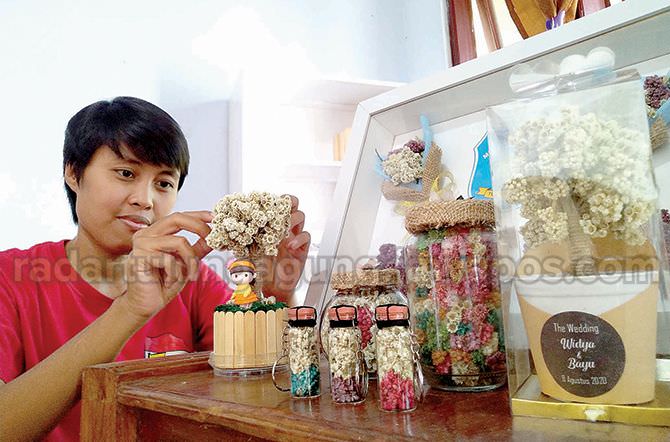 amanda-aprilia-guru-jasmani-yang-mampu-kreasikan-bunga-edelweis