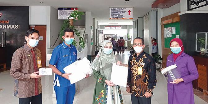 bank-mandiri-taspen-tulungagung-serahkan-bantuan-apd-ke-rsud-dr-iskak