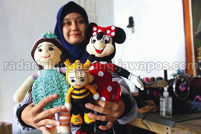 lia-dwi-purwanti-penyandang-tunarungu-kreatif-pembuat-boneka-rajut
