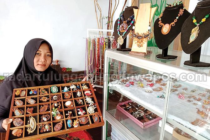 pengusaha-handicraft-berbahan-tembaga-yang-langka
