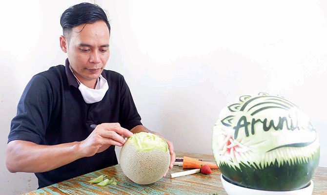 cerita-chef-triyono-kuasai-teknik-carving-fruit