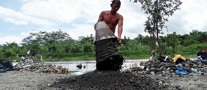 cerita-penambang-pasir-tradisional-di-tengah-gempuran-tambang-mekanik