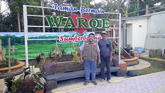 hobi-suyanto-kades-sumberbening-membuat-ornamen-penghias-taman