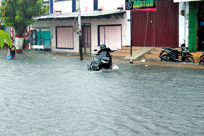 hujan-lebat-sejumlah-ruas-jalan-dan-sawah-ikut-terendam