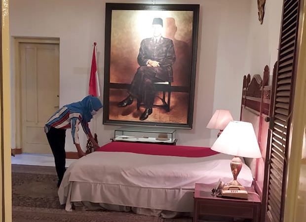 mengunjungi-kamar-bung-karno-di-perkebunan-karangayar-nglegok