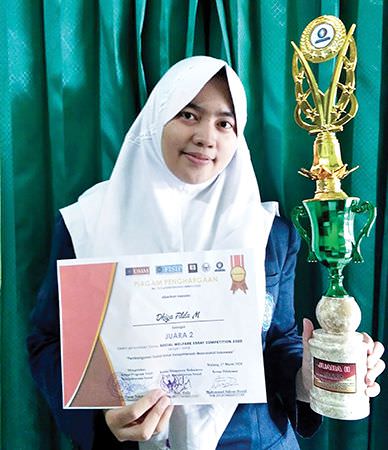 raih-juara-terbaik-dua-lomba-menulis-esai