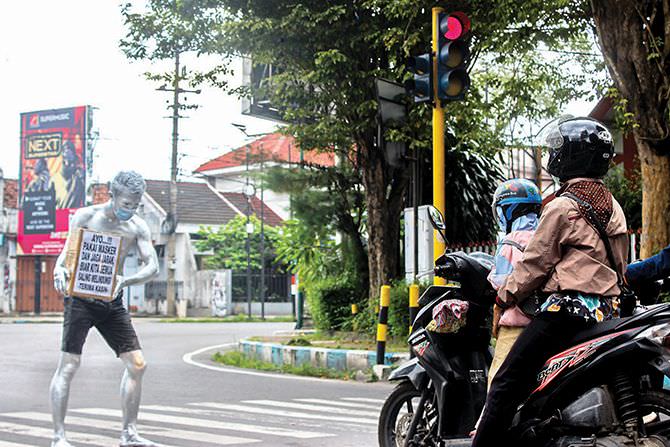sosok-di-balik-mengilapnya-manusia-silver-tulungagung