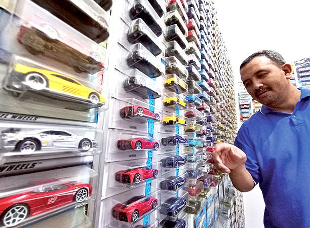 bayu-aji-mariska-pegawai-dishub-yang-gemar-koleksi-hot-wheels