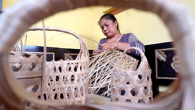indrawati-perajin-anyaman-bambu-untuk-wadah-hampers-ramadan