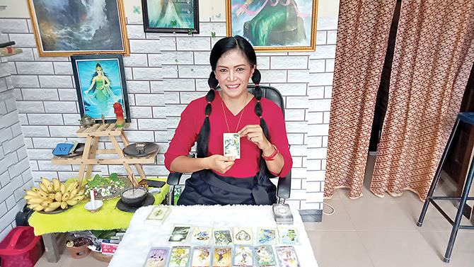 mengenal-lebih-dekat-dewi-mayasari-si-madam-cinta-ahli-tarot