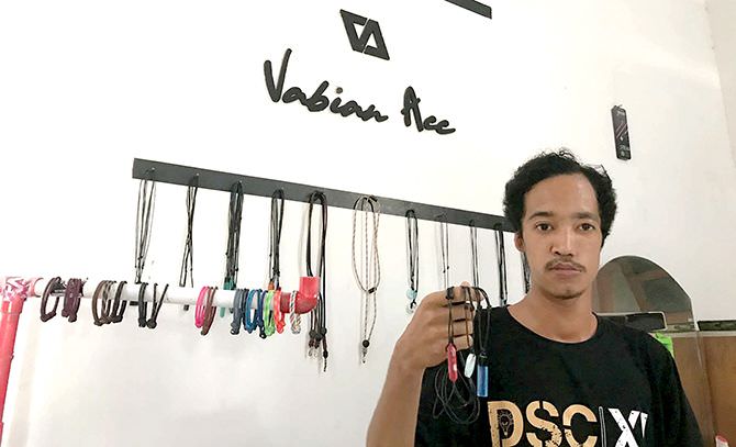 abdul-faiz-tangguk-rupiah-dari-aksesoris-berbahan-resin