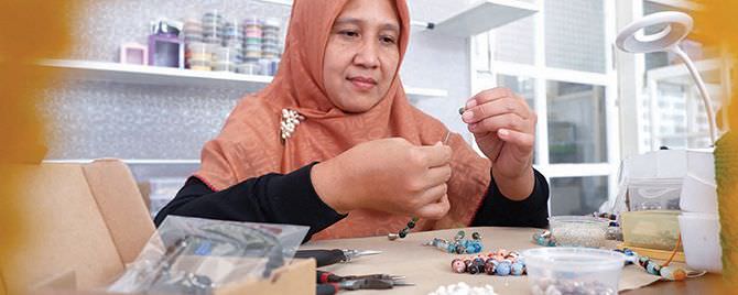 buat-berbagai-aksesori-ciri-khas-tonjolkan-gaya-etnik