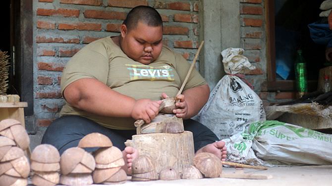 cerita-eko-yuli-isnanto-tetap-bersemangat-membuat-kerajinan-tangan