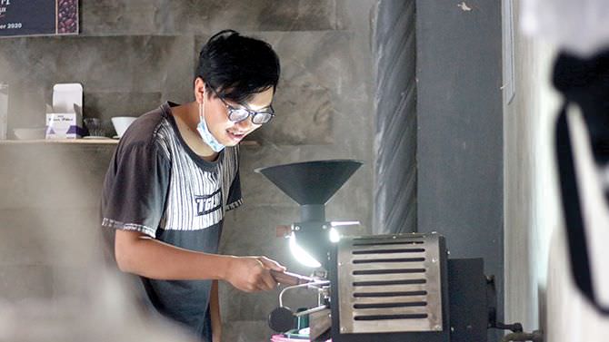 dari-kolektor-alat-pembuat-kopi-farid-rifai-tekuni-roastery