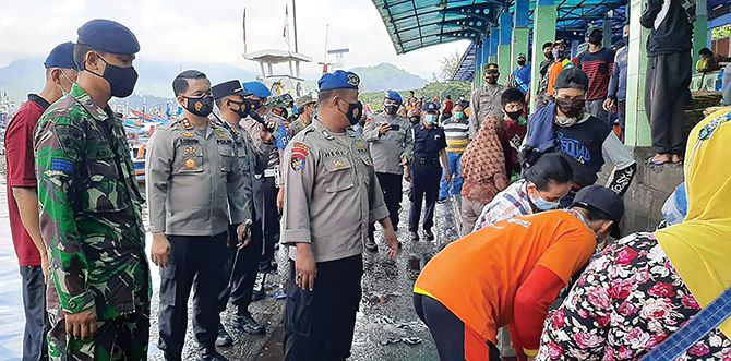 kapolres-trenggalek-sukses-ajak-warga-tpi-prigi-disiplin-prokes