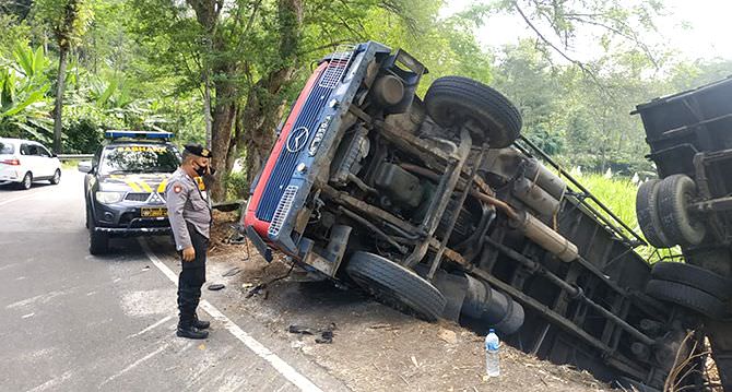 overkapasitas-truk-tebu-nyemplung-jurang