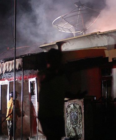 rumah-eks-bos-bus-dilalap-api