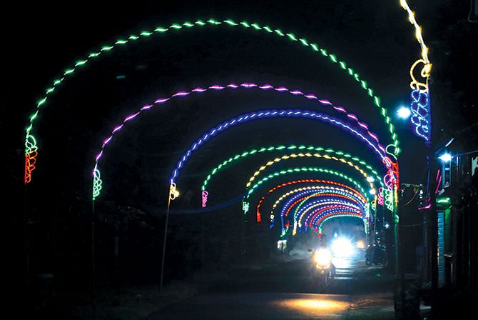 sambut-lebaran-lampu-hias-terpasang-di-jalanan