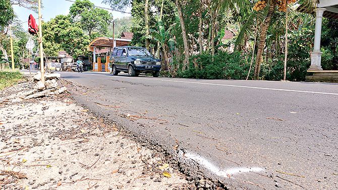 jalan-rusak-akibat-faktor-alam