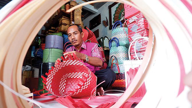 kamirin-manfaatkan-limbah-plastik-untuk-kerajinan
