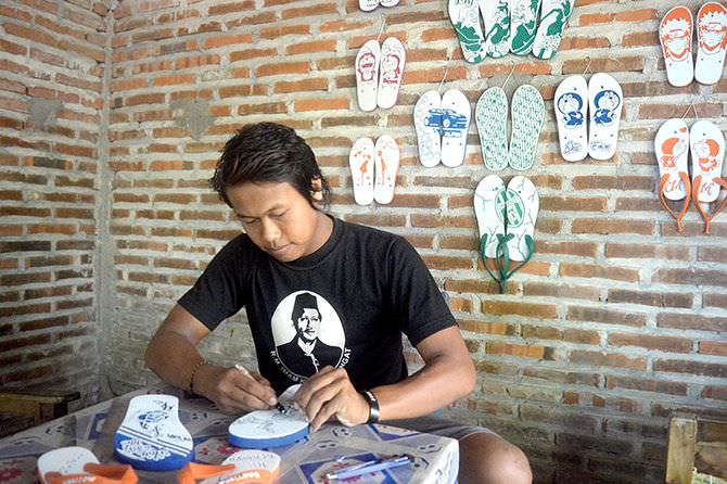 kreativitas-guntur-cahyo-saputro-sebagai-perajin-sandal-ukir