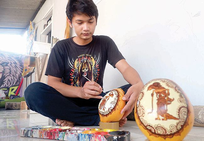 manfaatkan-kelapa-gading-sebagai-media-lukis-untuk-acara-mitoni