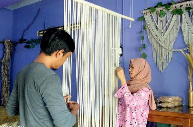 menekuni-kerajinan-tali-simpul-macrame