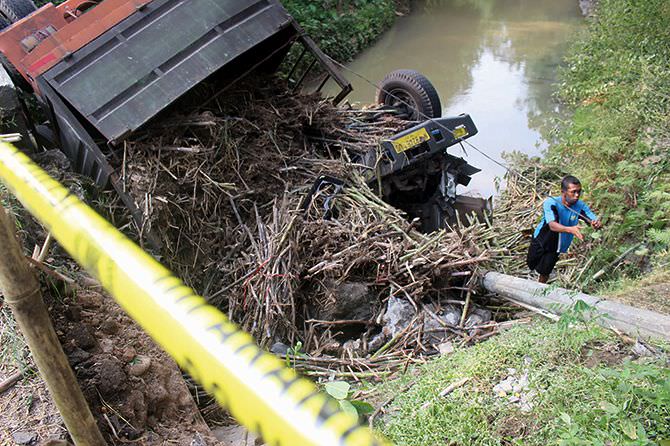 truk-muat-tebu-terjun-bebas-ke-sungai-begini-kondisi-sopir