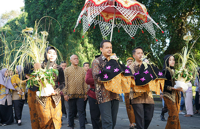 LESTARIKAN TRADISI: Karyawan PG Modjopanggoong membawa manten tebu ke mesin penggilingan tebu.