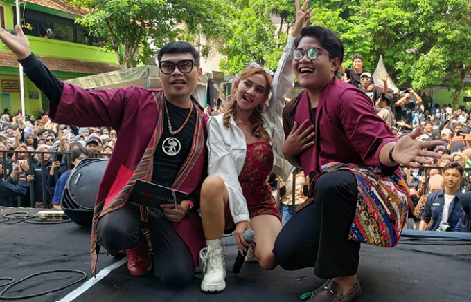 HEBOH: Clarissa Arda bersama MC Faisal Antonio (kiri) dan Jojo (kanan) saat menjadi bintang tamu dalam Dies Natalis SMKN 1 Boyolangu. (FOTO : GUNAWAN ANDIKA/RADAR TRENGGALEK)   