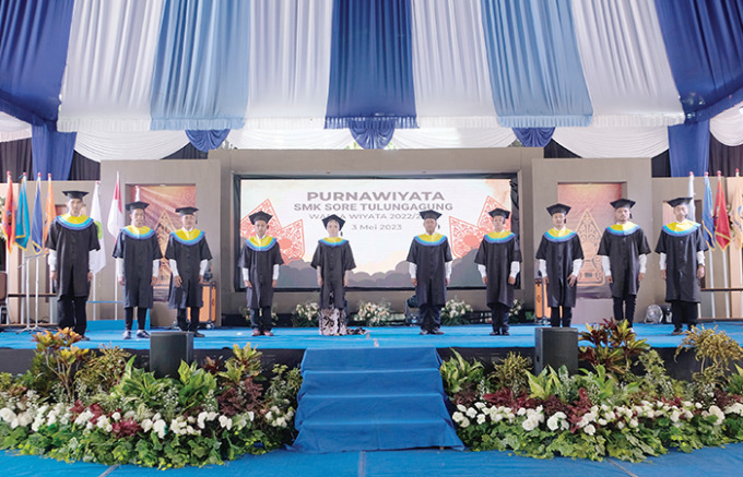 MEMBANGGAKAN: Sepuluh lulusan terbaik yang mendapatkan apresiasi mendapatkan cindera mata dari sekolah.