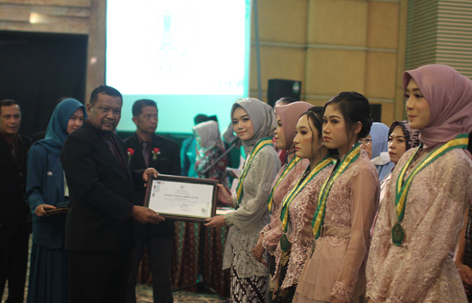 SELAMAT: Kepala SMAN 1 Boyolangu Muji Rahayu didampingi pengurus komite, wakil kepala sekolah, menyerahkan penghargaan kepada siswa berprestasi. (FOTO : SATRIA CAHYONO/RADAR TULUNGAGUNG)