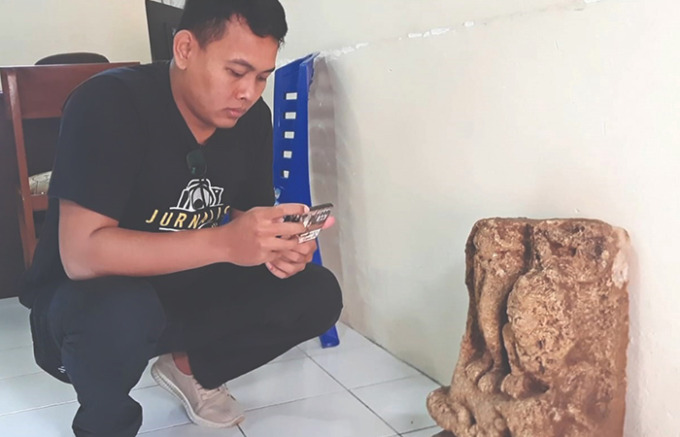 BELUM ADA TEMPAT: Kondisi arca yang diduga sebagai benda cagar budaya, kini masih disimpan di kantor Balai Desa Kamulan karena belum ada lokasi penyimpanan yang sesuai. (foto: Zaki Jazai)