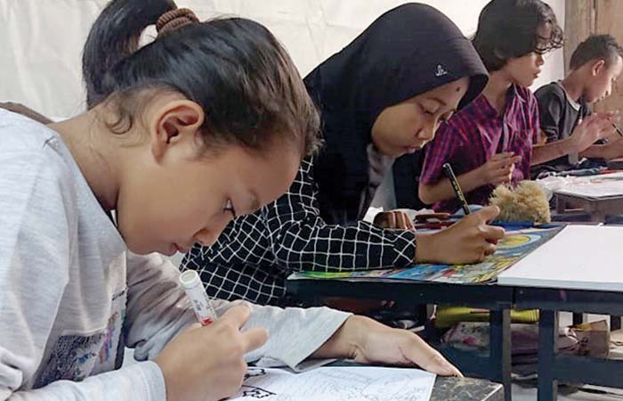 TUNJUKKAN KREATIVITASMU: Salah satu anak SD memulai proses menggambar suatu karakter sesuai keinginan.