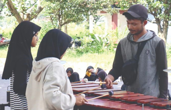 SUKSES: Muhammad Barik Maulana memainkan alat musik marching band. (BARIK MAULANA UNTUK RADAR TULUNGAGUNG).