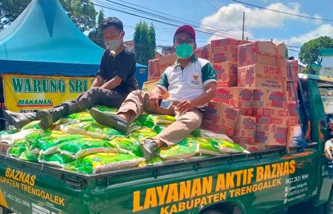 TEPAT SASARAN: Anggota dan relawan Baznas Trenggalek  menyiapkan sembako sebelum distribusikan ke masyarakat  yang membutuhkan. (BAZNAS UNTUK RATU)