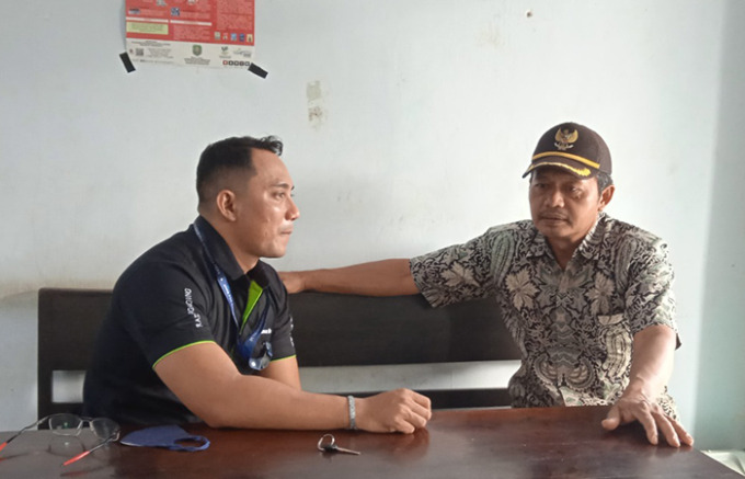 GAYENG: Sekdes Sumberejo Nurchamim saat menemui perwakilan Jawa Pos Radar Trenggalek Gunawan Andika di ruang Balai Desa.(FOTO : PEMDES SUMBEREJO UNTUK RATU)