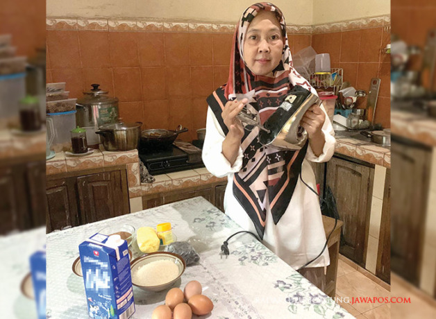 CARI SOLUSI: Melisa Ayu hendak membuat kue kering di rumahnya kemarin (18/5). (YUSRIN RAHMAWATI/RADAR BLITAR)