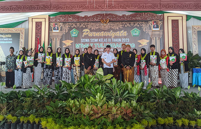 LULUS 100 PERSEN: Prosesi penyerahan penghargaan kepada siswa kelas IX oleh Kepala MTsN 7 Tulungagung Drs Muhibuddin MPdI bersama Camat Ngantru, Sumarji Kuswantoro SPd MM.. (FOTO : FOTO-FOTO: M. RIFKI FAIZAL/RATU)