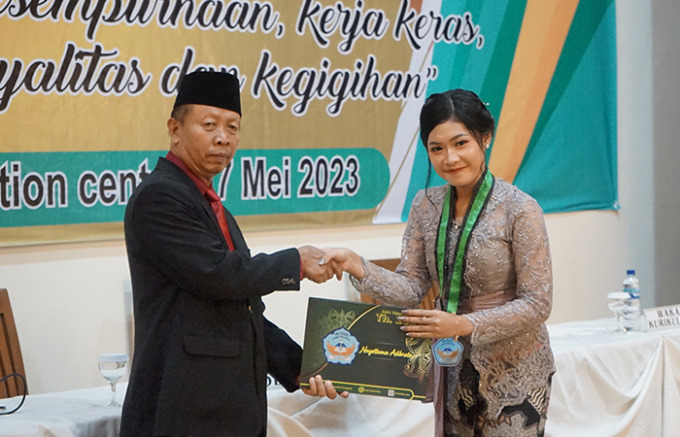 BAHAGIA: Kepala SMAN1 Campurdarat, Suraji SPdMPd (kiri) bersalaman dengan siswadalam prosesi wisuda pada Rabu (17/5) lalU.